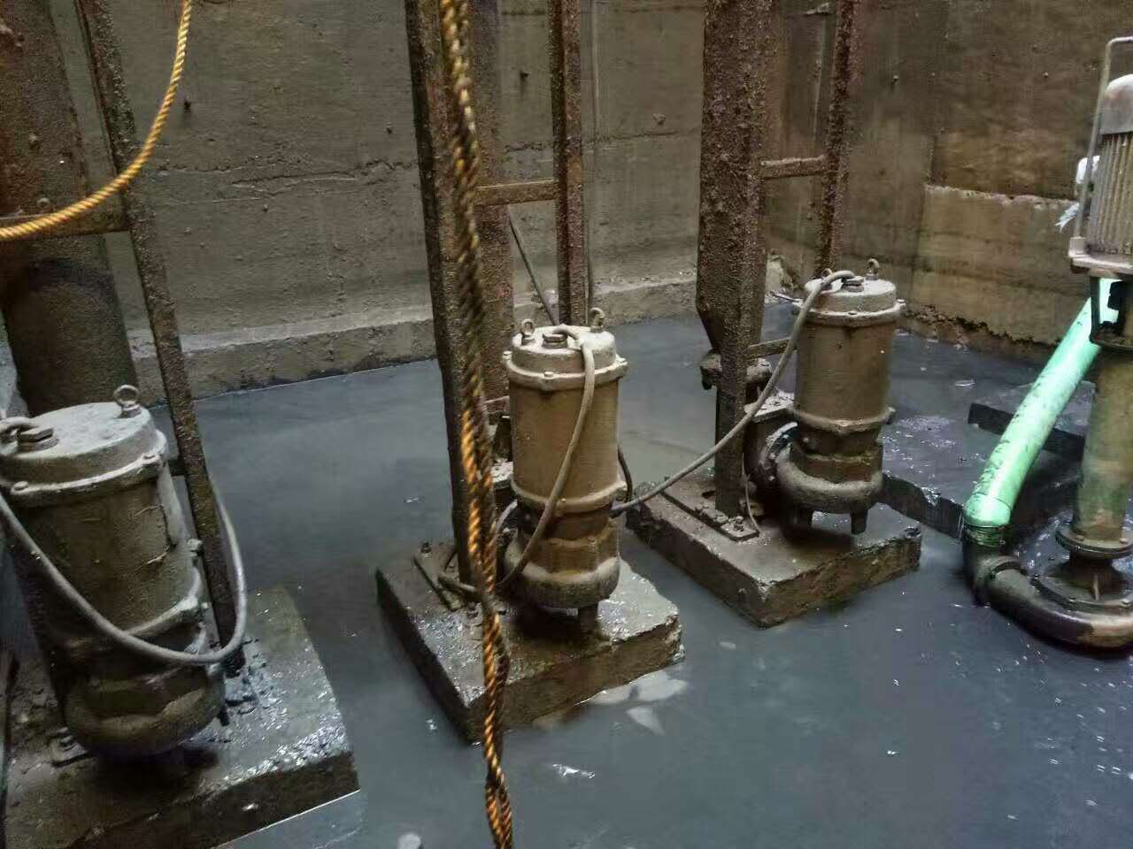 岳口镇污水池清理